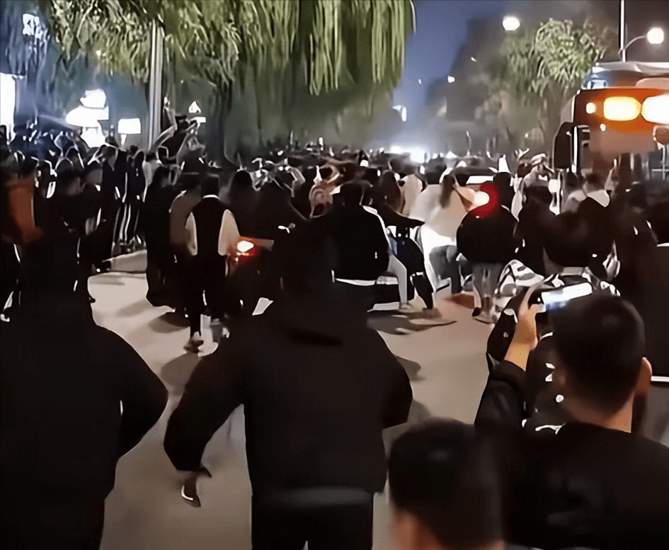 济南“鬼火少年”事件：父母到现场后，最无语的一幕还是出现了