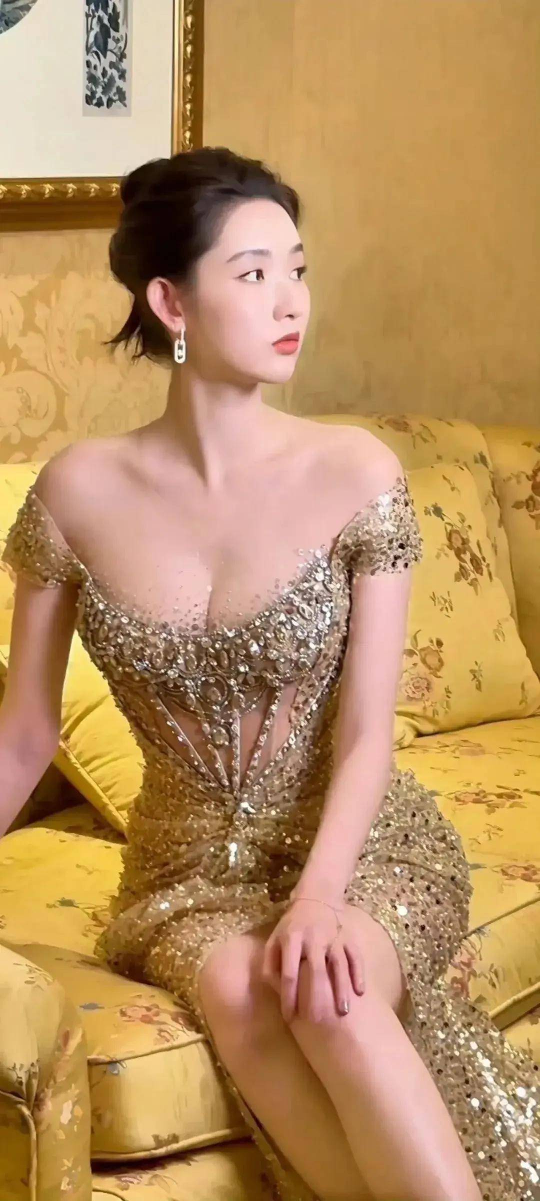 王玉雯低胸礼服写真曝光：优雅与性感的完美碰撞，引领时尚新潮流