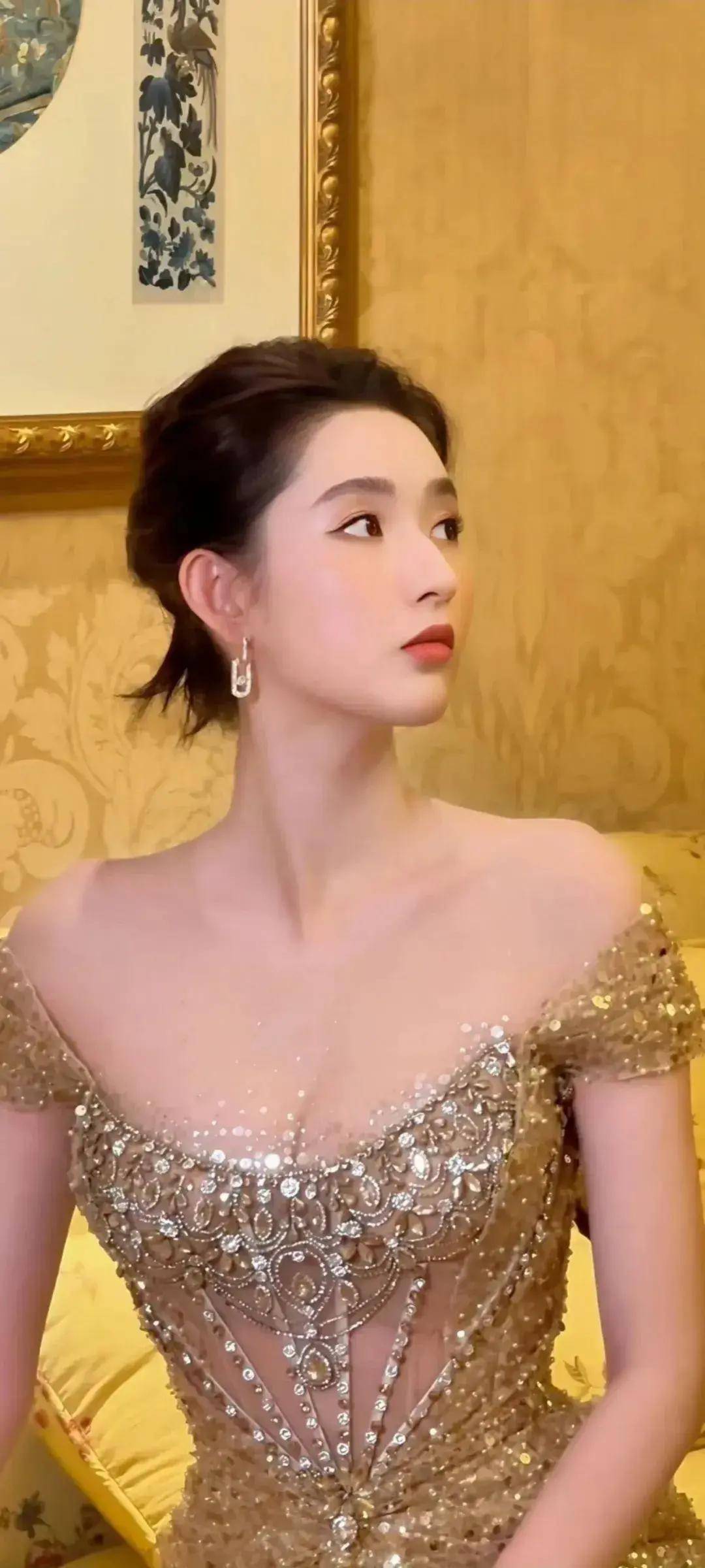 王玉雯低胸礼服写真曝光：优雅与性感的完美碰撞，引领时尚新潮流