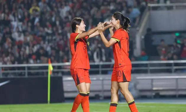 中国女足取得3-0大胜乌兹别克斯坦，唐佳丽和李梦雯表现抢眼