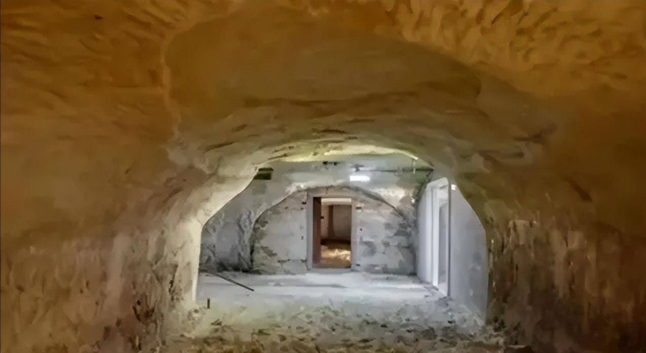 他的豪宅之下还有很多地下隧道和地宫，彷佛电视剧里上演过的那些戏码。而这些地道里还有好几个房间，里面放