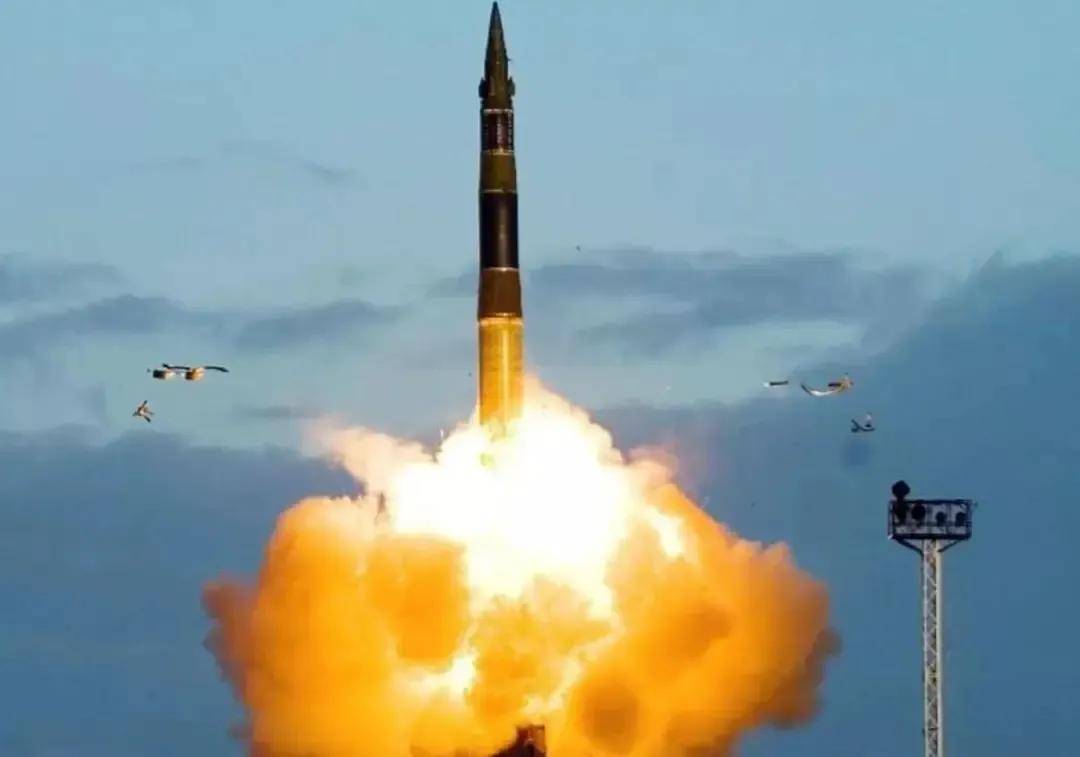 60架战机挂核弹起飞，28国炮兵出动！俄3枚洲际导弹升空，94%核武器装备完成