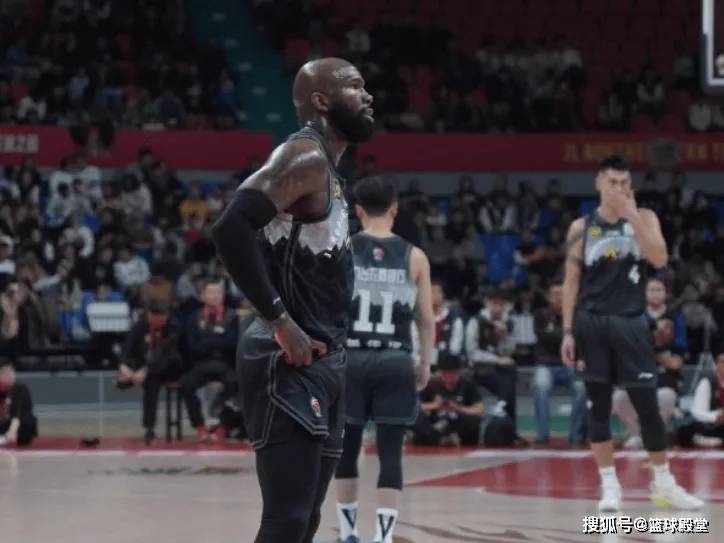 好好休息！场均41分钟，琼斯已回美享受生活，NBL和CBA连轴转太累