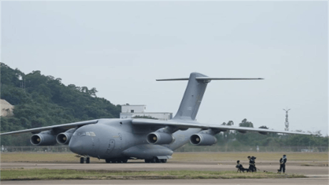 2架運20飛出國門，機門一開，數(shù)百名全副武裝的解放軍，蜂擁而出