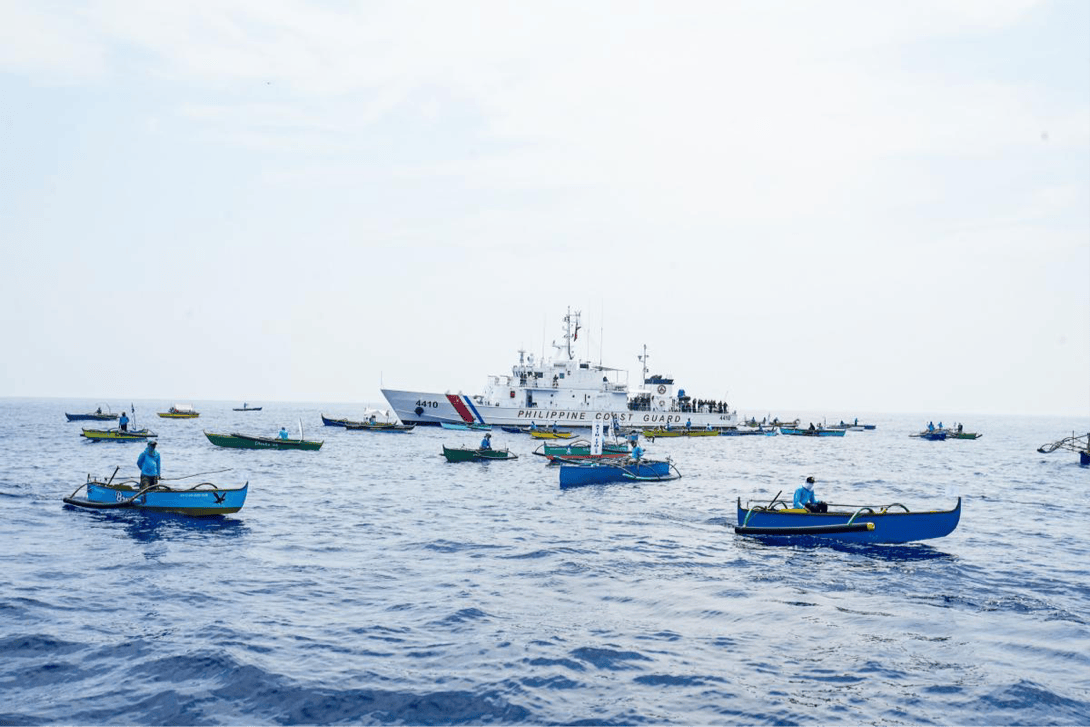 重磅！现场画面公开，我海警不再口头警告，水炮清场，菲船抱头逃窜