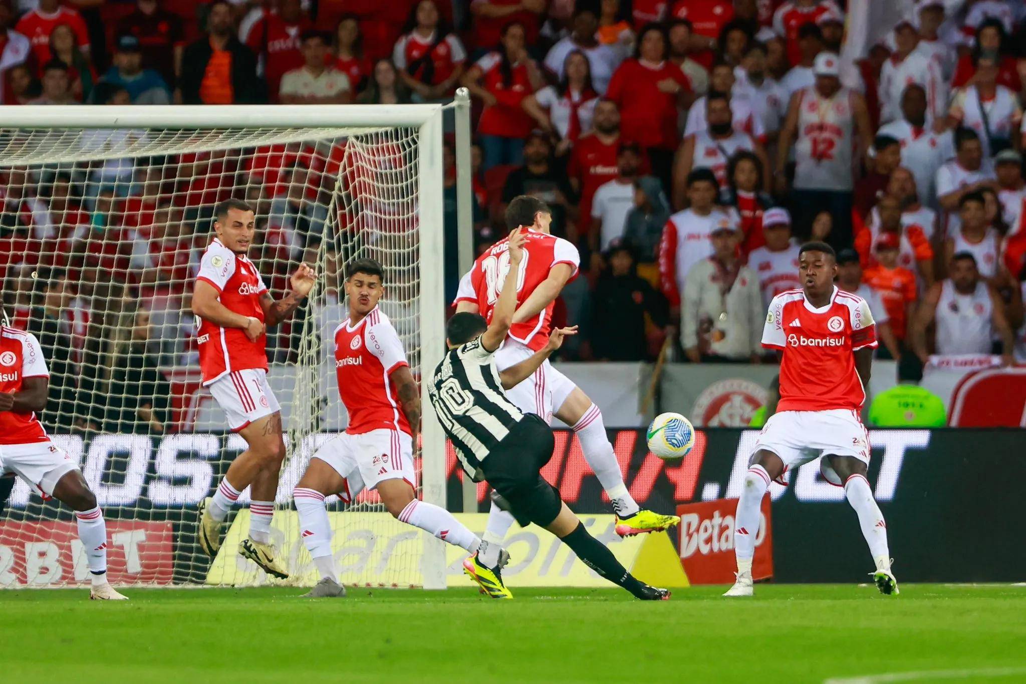 西班牙足球甲级联赛巴西甲级联赛倒数第二轮：博塔弗戈队客场一球击败国际队夺冠在望