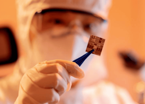 24小时内,中美激烈交锋!美国对140家企业出手,中方甩出2大招 24小时内,中美激烈交锋!美国对140家企业出手,中方甩出2大招