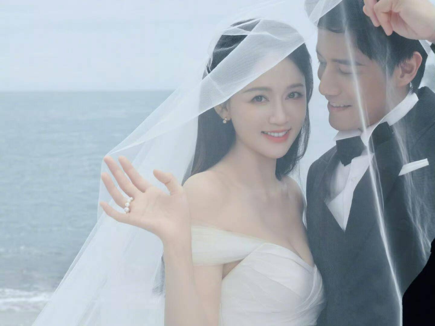 澳门新葡萄新京下载陈乔恩深夜晒海岛婚礼婚纱照曝光甜美笑容定格幸福瞬间(图4)