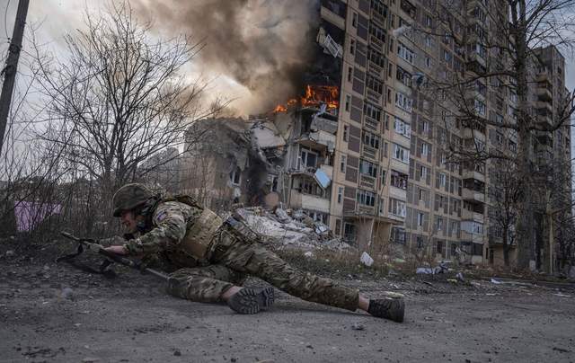 乌军躲进楼房拒绝投降，朝军直接引爆高爆地雷，乌军被活埋废墟里