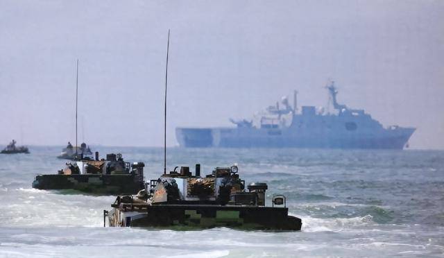 对岸彻夜实弹开火，台退将一番话，为解放军点明攻台首个目标？