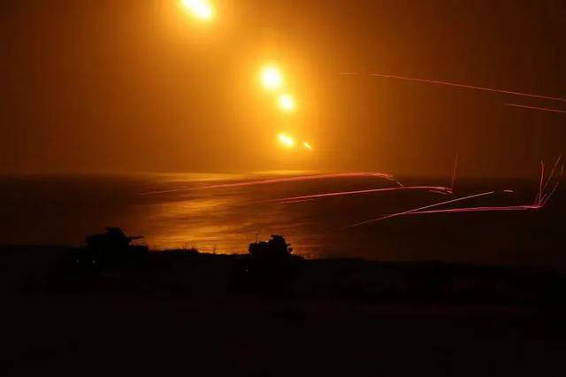 对岸彻夜实弹开火，台退将一番话，为解放军点明攻台首个目标？