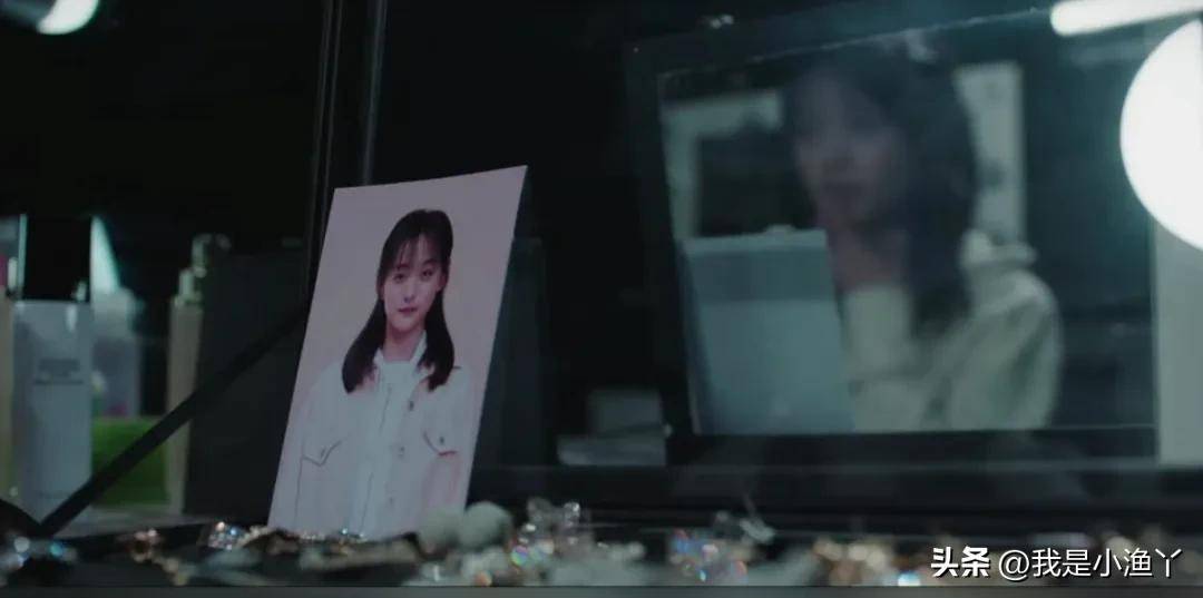 而害死汪倩倩的和假扮邓蔓的是同一个人，有一个镜头是她按照邓蔓的样子