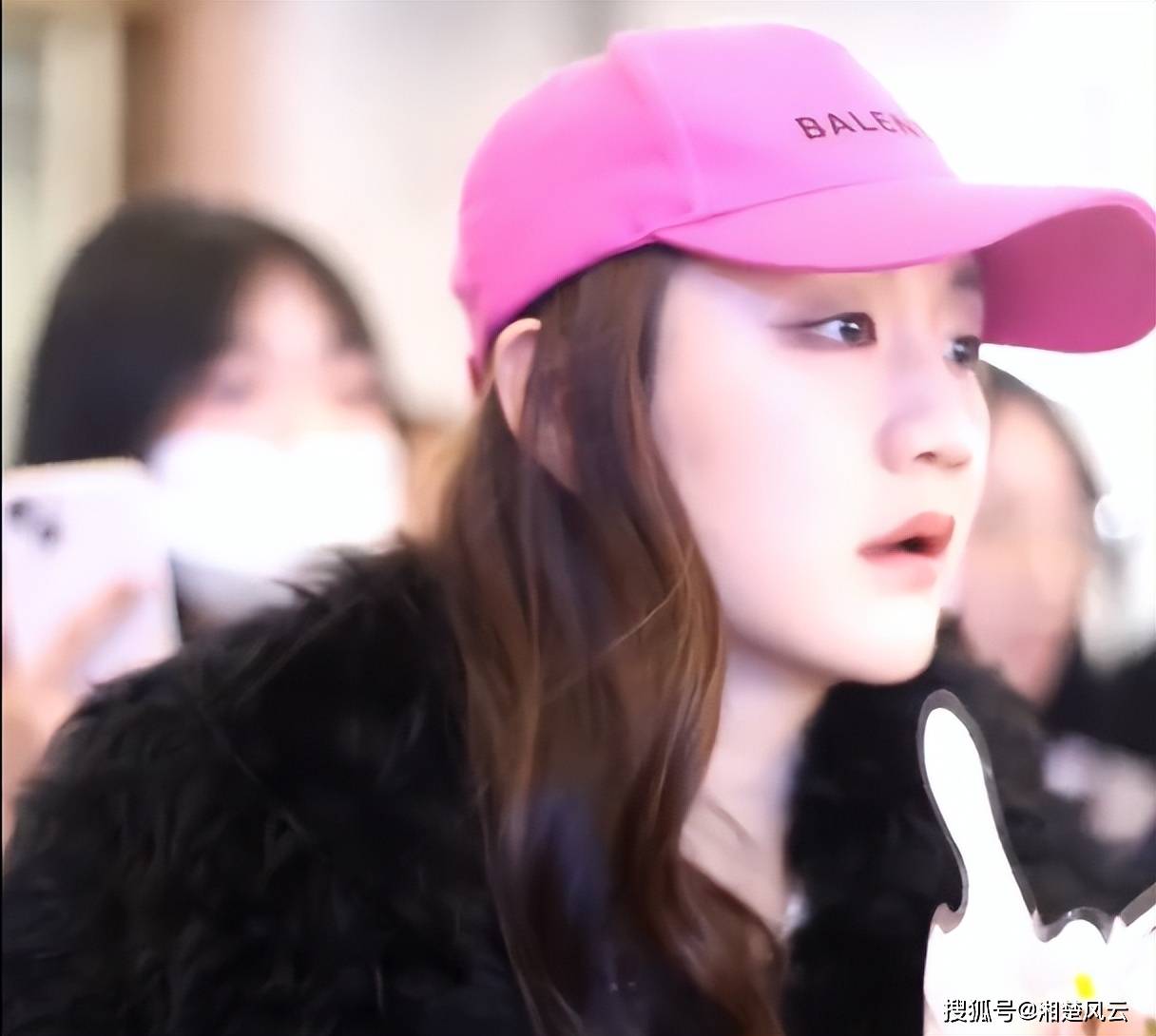 原创             陈梦奔赴厦门，戴着粉红帽子，非常漂亮，大量粉丝到机场热情迎接