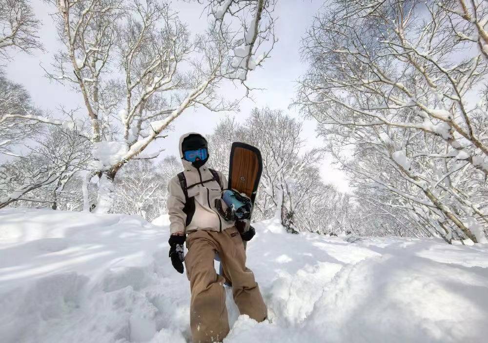 谢霆锋晒和大儿子滑雪照，遗憾没有父子合照，但亲子活动一定难忘