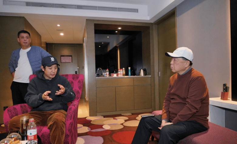 姜昆领衔“五人组”，在江苏卫视春晚创演讽刺性相声《“精准推送”》