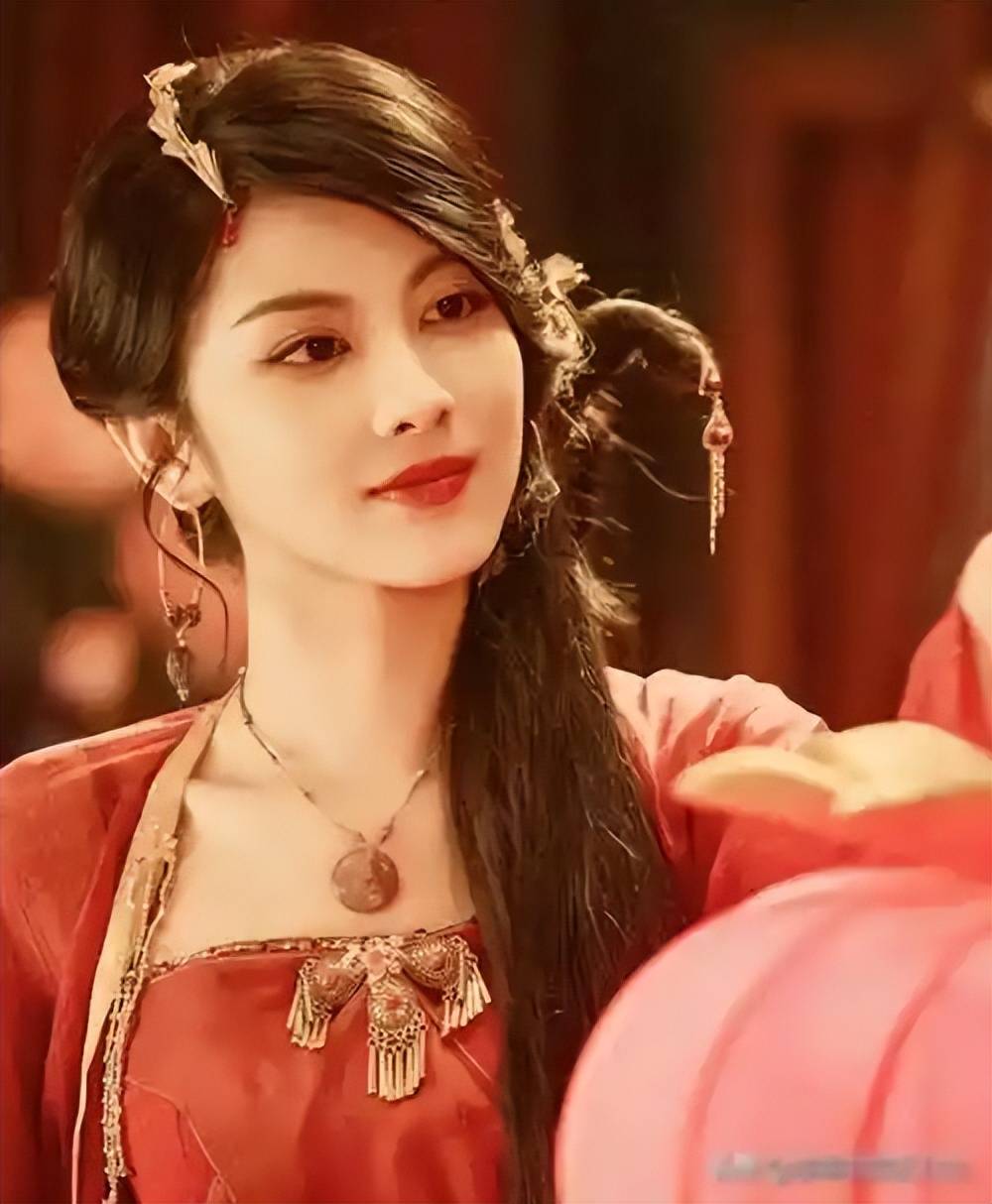 王伊瑶：红裙演绎人生，魅力四射，演艺圈新星闪耀