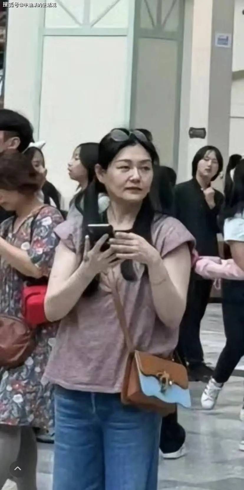 大S具俊晔现身友人归宁宴，穿汪小菲买的4万连衣裙合照，撞脸母亲黄春梅