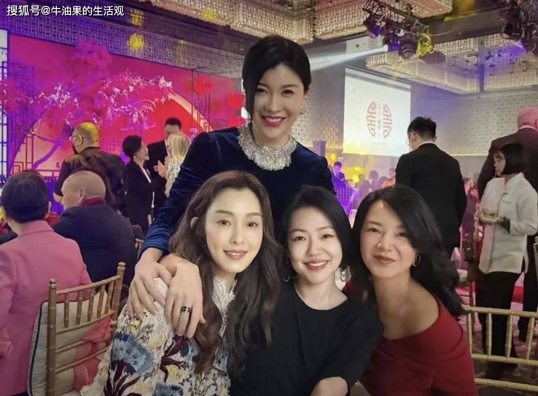 大S具俊晔现身友人归宁宴，穿汪小菲买的4万连衣裙合照，撞脸母亲黄春梅