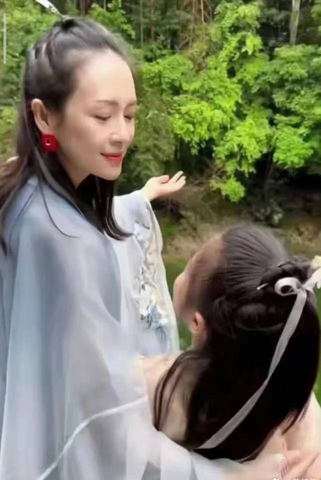 汪峰带女儿醒醒三亚过年，父母轮流带孩子，章子怡疑在录新节目