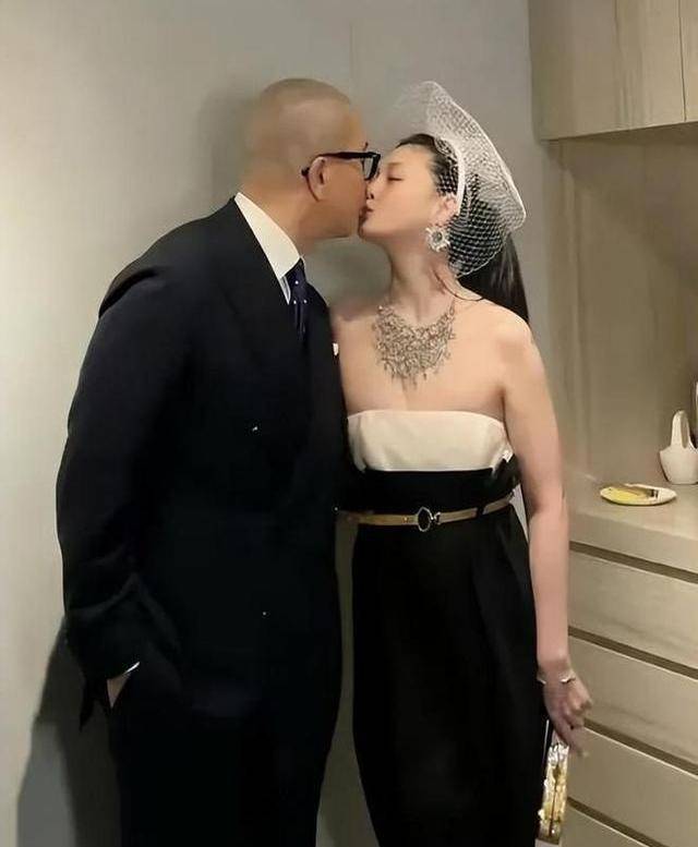 大s遗体在日本完成了火化仪式，骨灰将于6日返回台湾，具俊晔小s悲痛欲绝