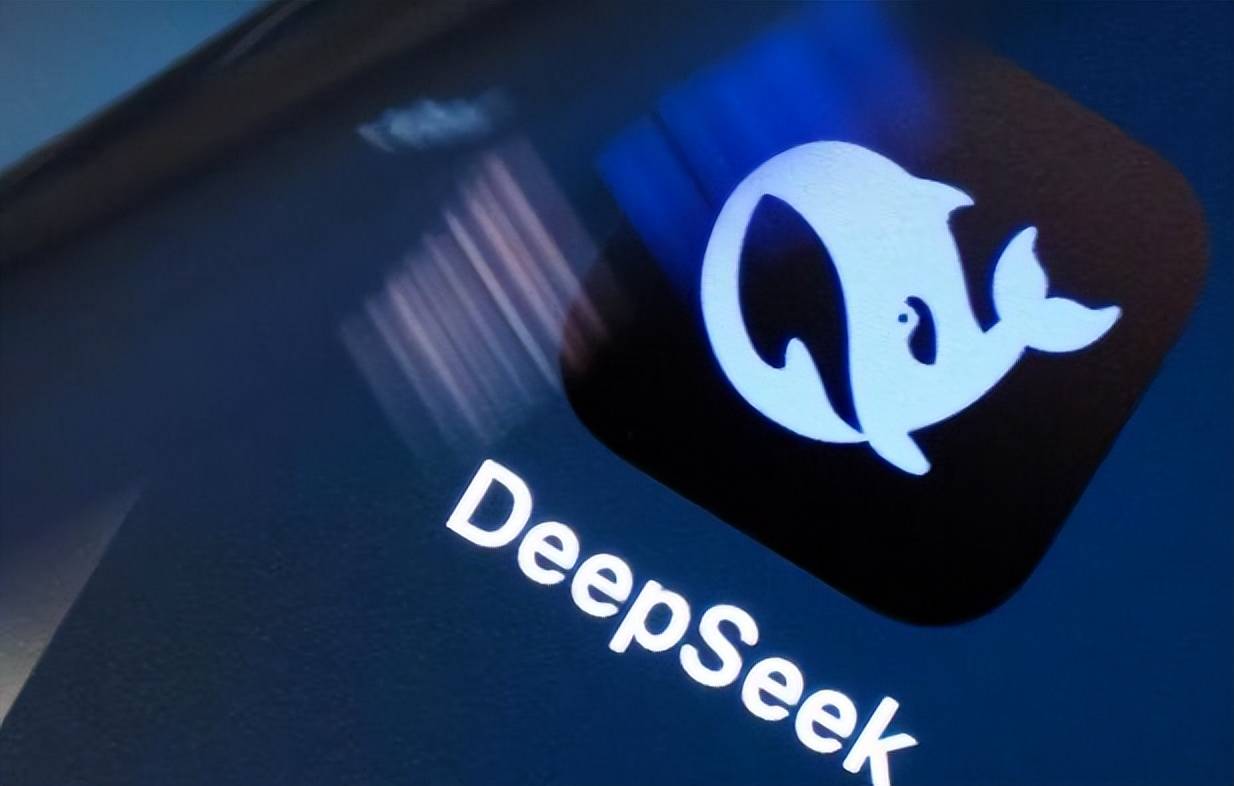 原创             成本不到50！美国华裔女院士成功复刻Deepseek，性能媲美顶级模型