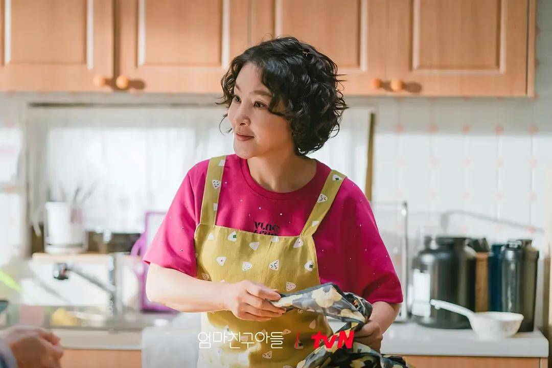 《妈妈朋友的儿子》重启人生，女子与妈妈朋友之子，共解往昔纠葛