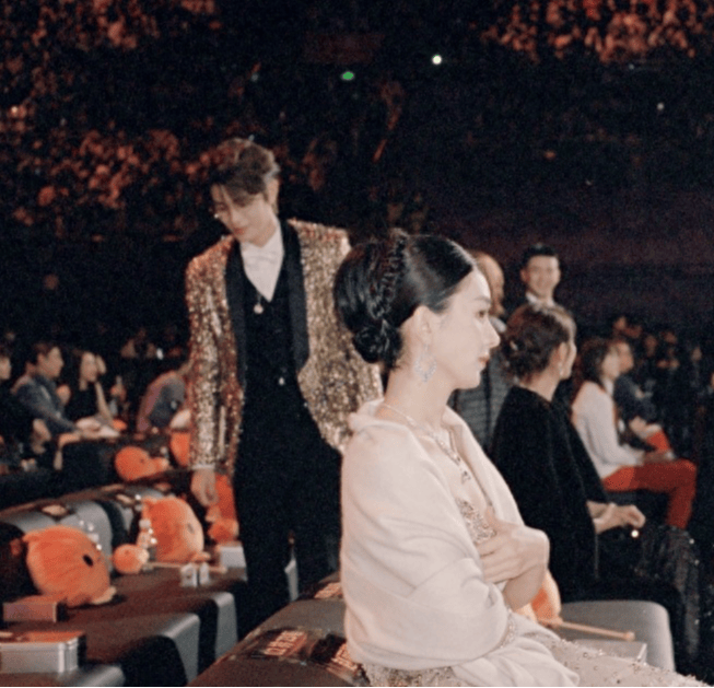 原创李现分享微博之夜自己拍的赵丽颖