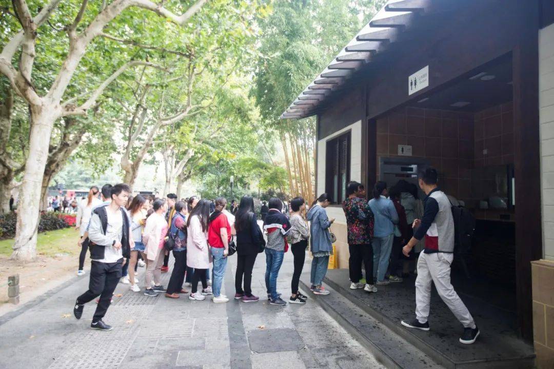 女廁所總是排隊(duì)？全國(guó)政協(xié)委員周世虹建議從設(shè)計(jì)端改革