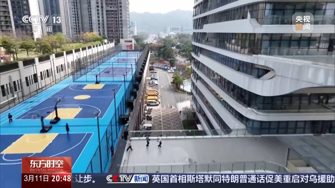 巧用城市“边角料”空间 地铁站里打羽毛球 屋顶上踢足球(图8)