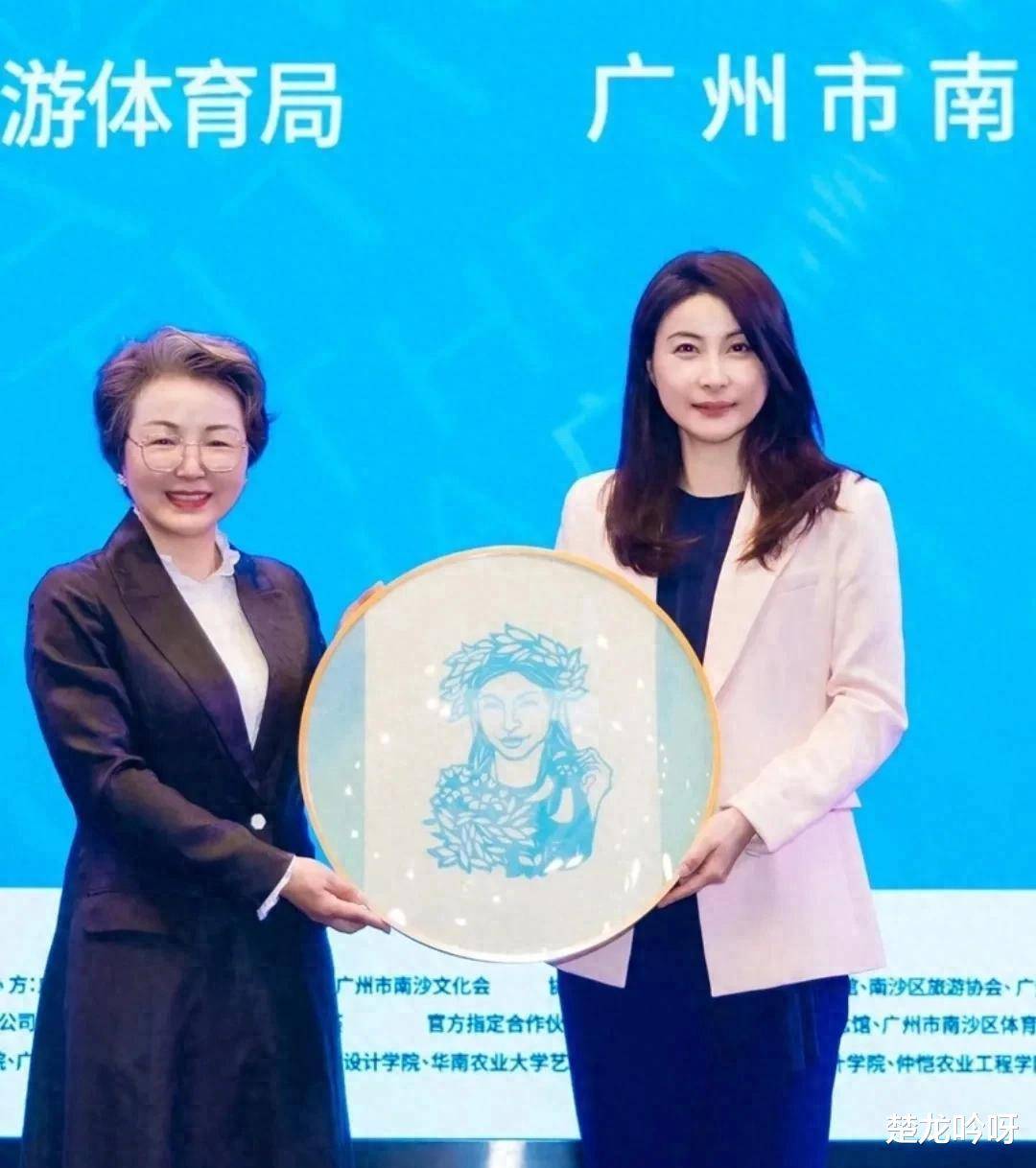 原创郭晶晶现身南沙白T牛仔裤简单清爽