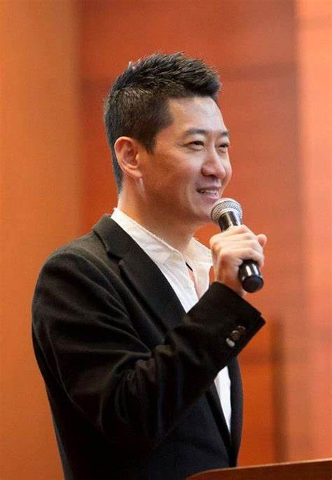 周杰深夜放瓜公开爆料周杰：巅峰时因为一句话沦落到农村种地如今过的怎么样？