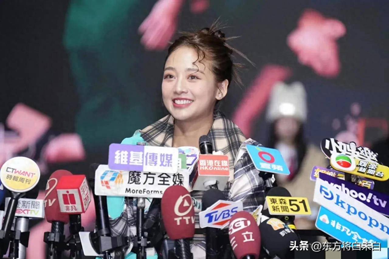 鬼鬼吴映洁产后首秀时装周！自称是小孩的爸爸，也是小孩的妈妈