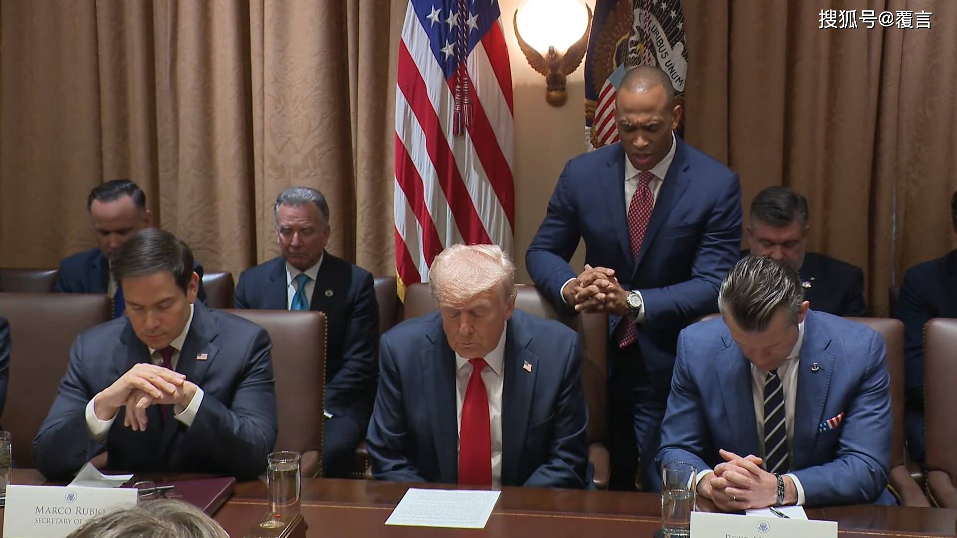 消息称约2.5万人申请加入特朗普政府的“技术部队” 消息称约2.5万人申请加入特朗普政府的“技术部队”