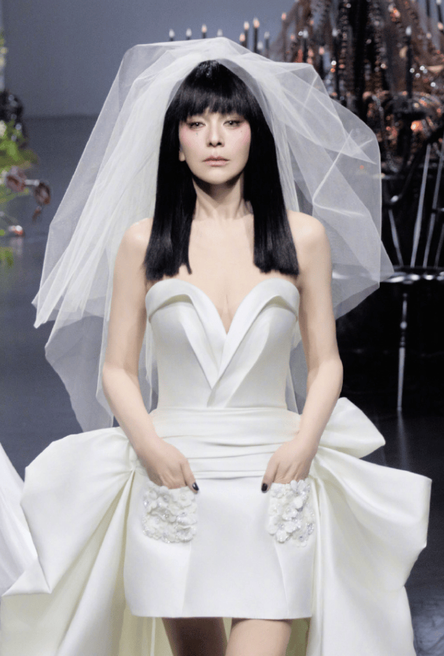 54 岁王琳婚纱走秀岁月未改其美(图1)