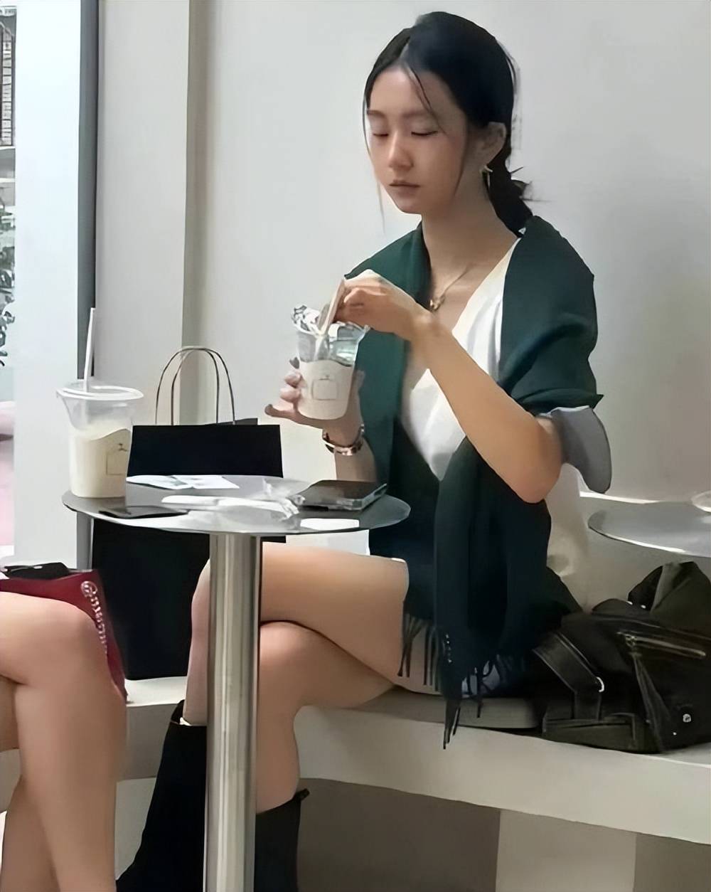 黄磊19岁女儿美国被偶遇！瘦成纸片人却发量惊人，这头发是借的吗
