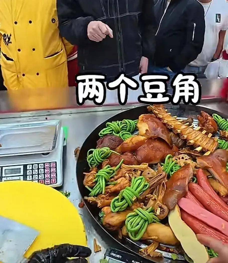 傅的大锅卤菜你以为他摆摊月入百万是靠卖卤菜？pg电子模拟器试玩人民日报点名曝光安徽某师(图5)