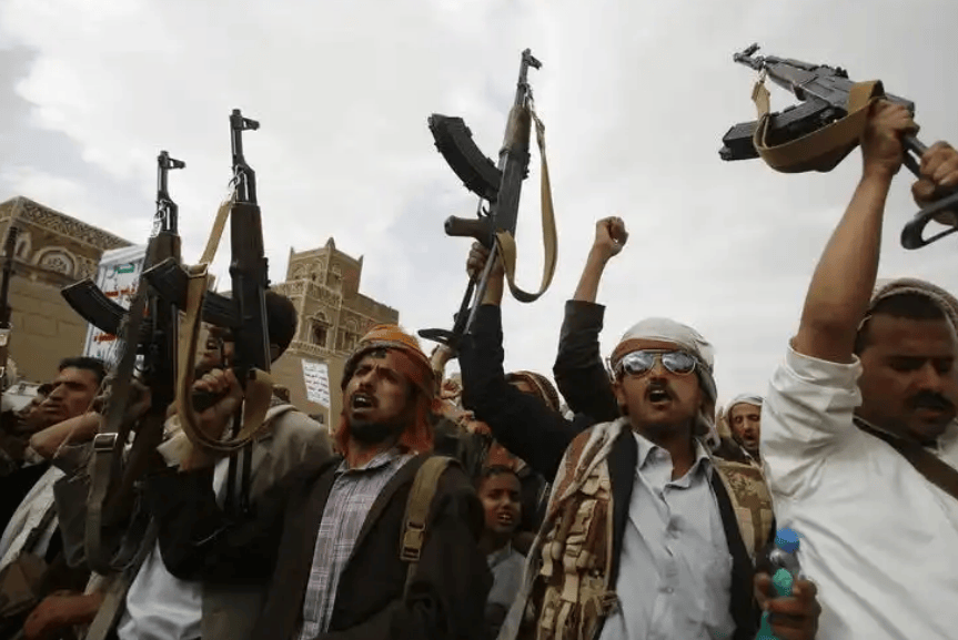 美军真扛不住了？胡塞武装3打美舰，美航母果断掉头，改道进南海