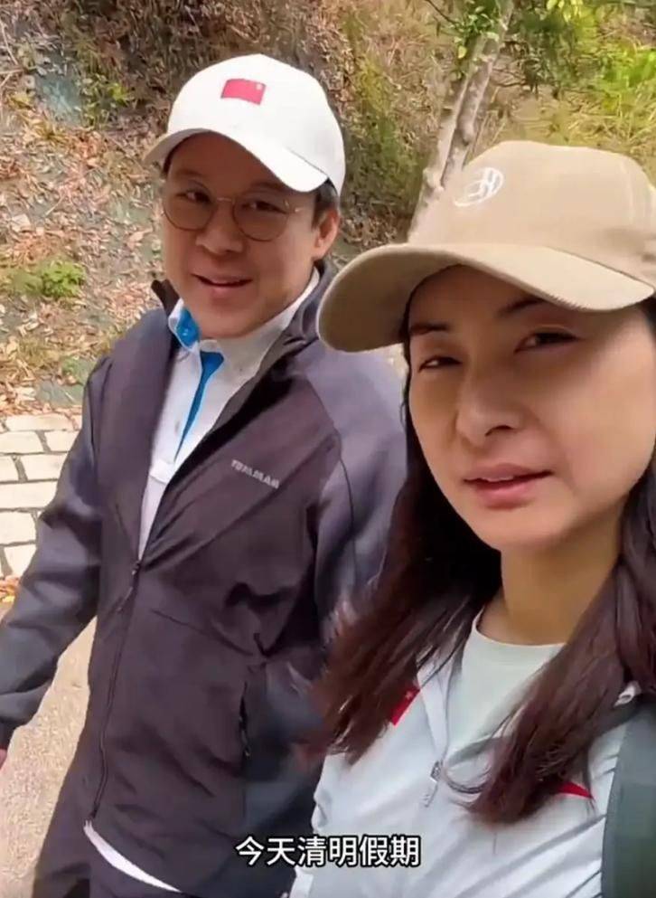 原创郭晶晶霍启刚带娃爬山，郭晶晶素颜出镜充满自信，44岁状态超好