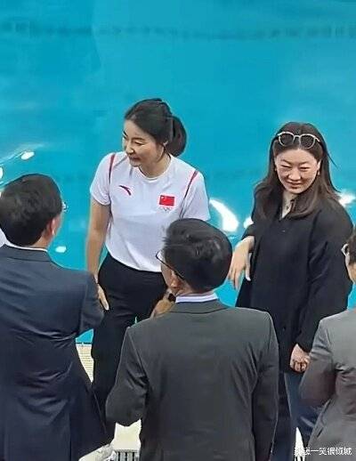 全红婵与郭晶晶亲密合影，笑颜如花，传承体育精神新篇章