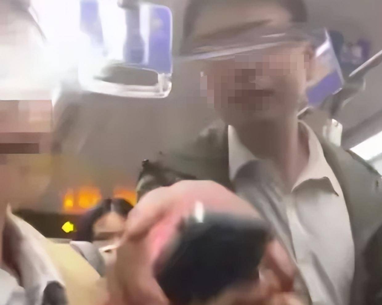 地铁猥亵男后续！原配被扒，颜值出众身材傲人，同事曝光更多猛料