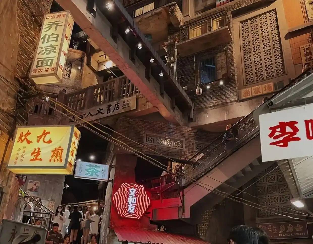 文和友从“餐饮界迪士尼”到客流断崖b33体育网址网友：4个原因赶跑顾客(图2)