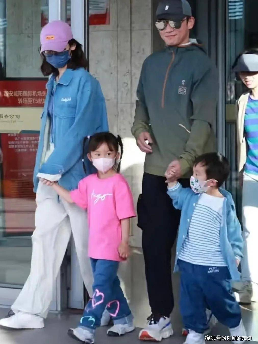 跑男西安录制惊现全家桶郑恺带娃撕名牌！苗苗素颜牵娃引争议！2025年6月6日娱乐吃瓜酱的贴纸