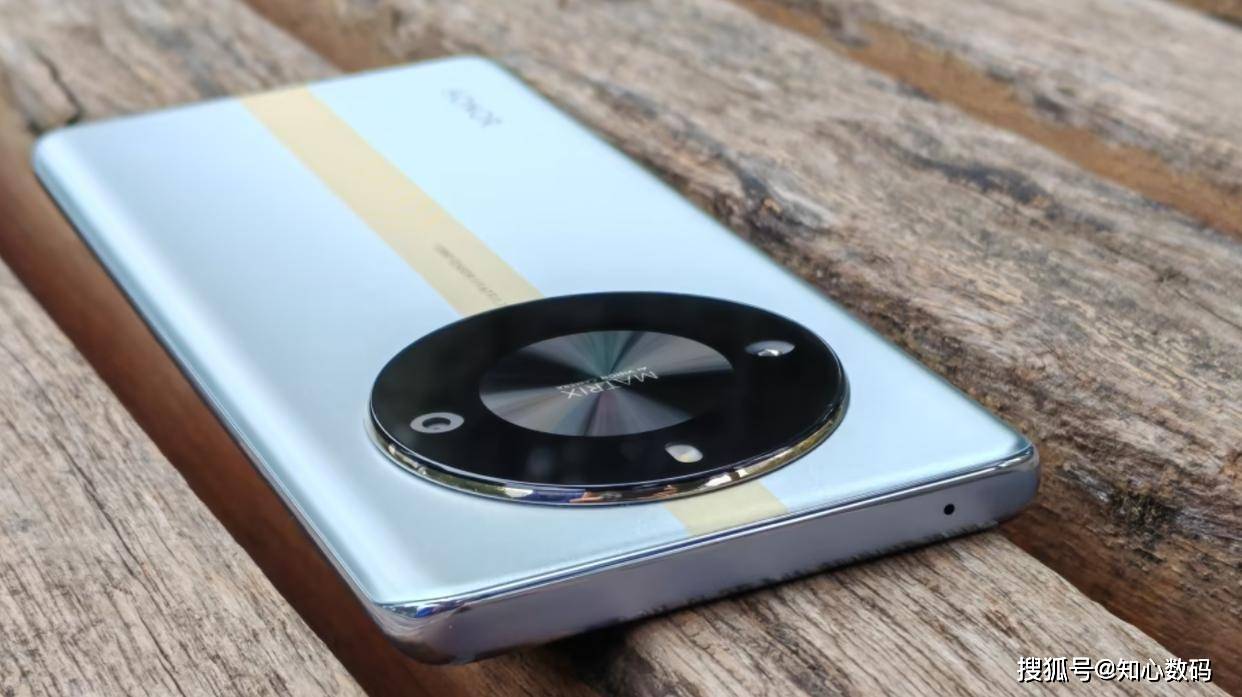 原创             跌至1303元！5800mAh+1.5K曲屏+4nm高端芯，荣耀千元机太香了