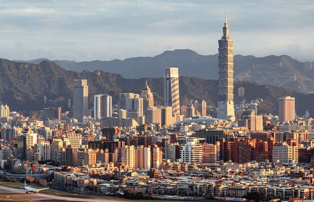 美日要和中国打擂台？美军战略轰炸机群抵达日本，国台办发出严正警告
