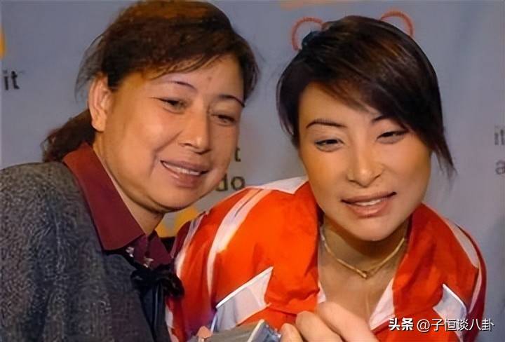原创看了郭晶晶和她68岁妈妈同框，才懂她的家教，难怪在霍家地位高！