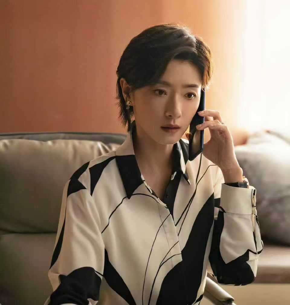梅婷50岁、万茜43岁，搭档佟大为演夫妻，看看谁更有夫妻相！