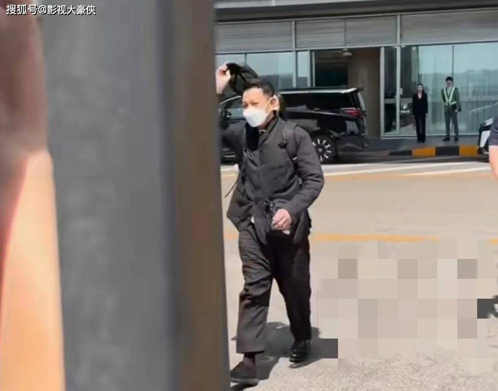 63岁刘德华现身北京，打扮朴素走路像小老头，隔着栏杆给粉丝签名