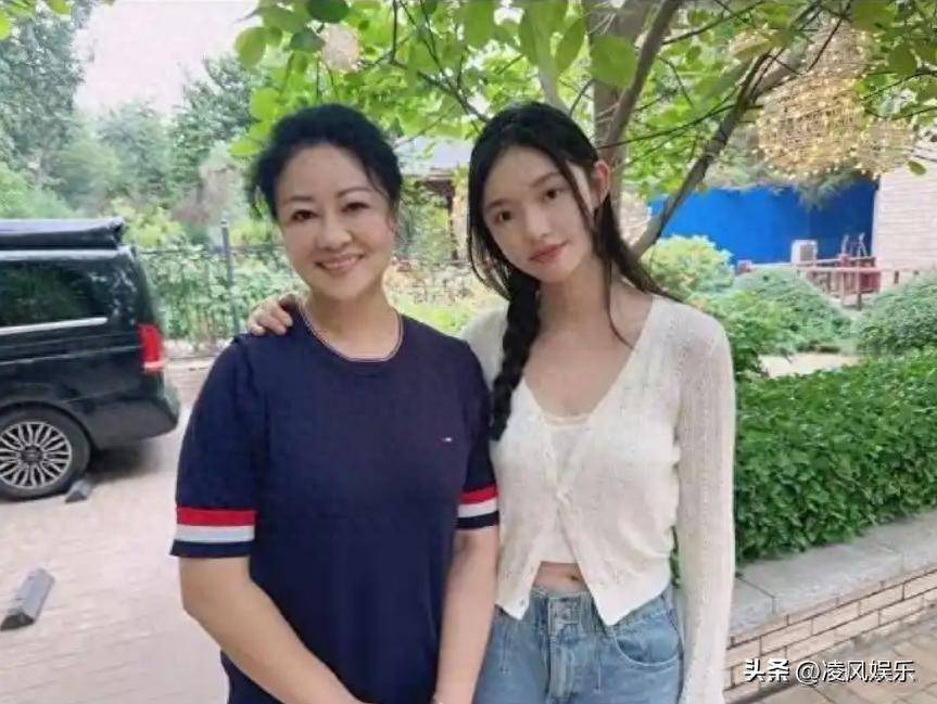 拔出萝卜带出泥月嫂一张合照却让林允陷入“生子”的尴尬境地(图13)