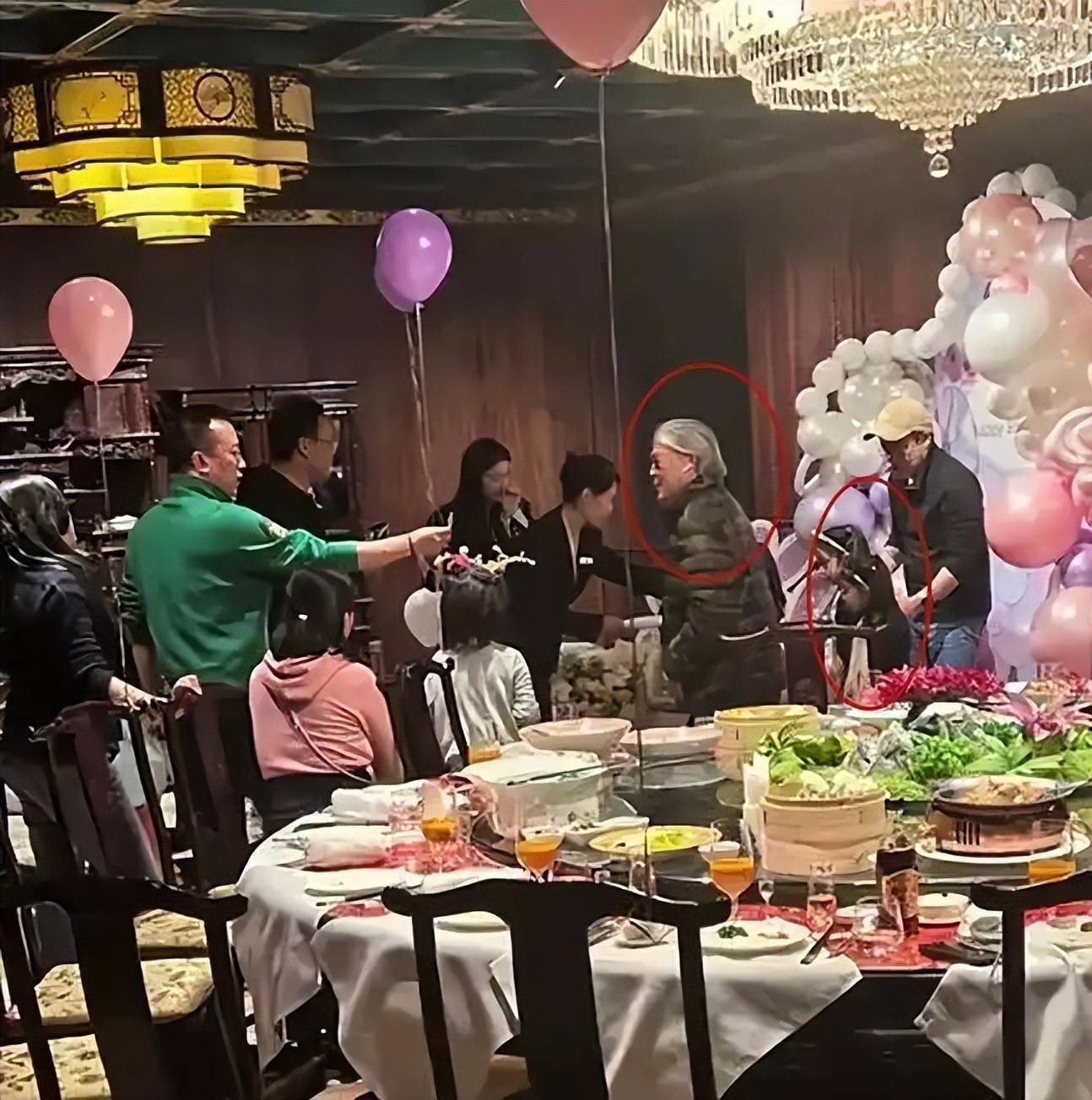 原创郭晶晶一家大同百年老店为女儿庆生，父母现身温馨团聚引关注