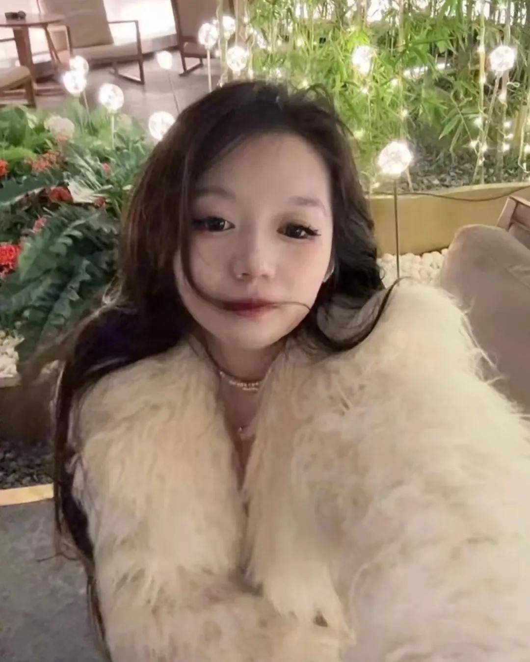 网友都是奇人，扒一扒董小姐更多劲爆的照片，肖飞直言：太爱了